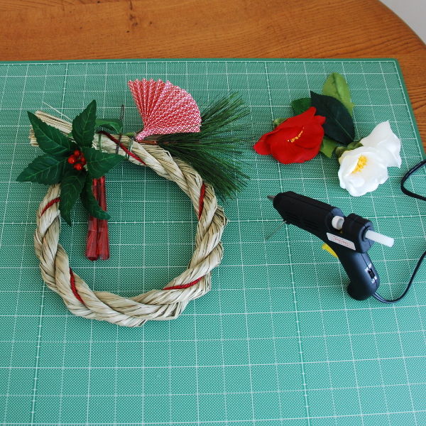 作り方】しめ縄を使ったお正月飾り・造花や和紙をグルーガンで接着